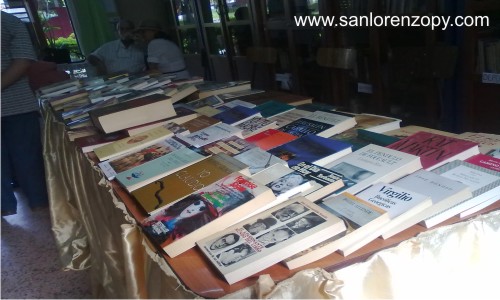 Exposición de libros en la Biblioteca Publica Viriato Díaz Pérez